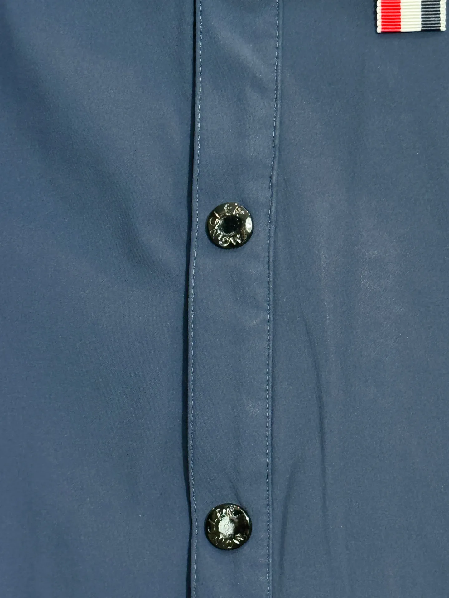 P320 model number: HE367 Moncler-mengkouq arm badge button jacket The fabric is made of cotton striped dyne, which is comfortable and soft on the upper body. The fabric has been washed and will not fade or deform easily. It is full of texture. Small mask badges are sewn on the arms to highlight the characteristics of the clothes. The buttons on the chest are sewn with custom masked small letter hardware buttons. The buttons on the hem are sewn for elasticity. The whole body is versatile. It is made by a big factory and has the original original label. It has three complete labels. You can buy it with confidence. It is the first choice for autumn and winter.  Color: Navy/Black Size: S M L XL