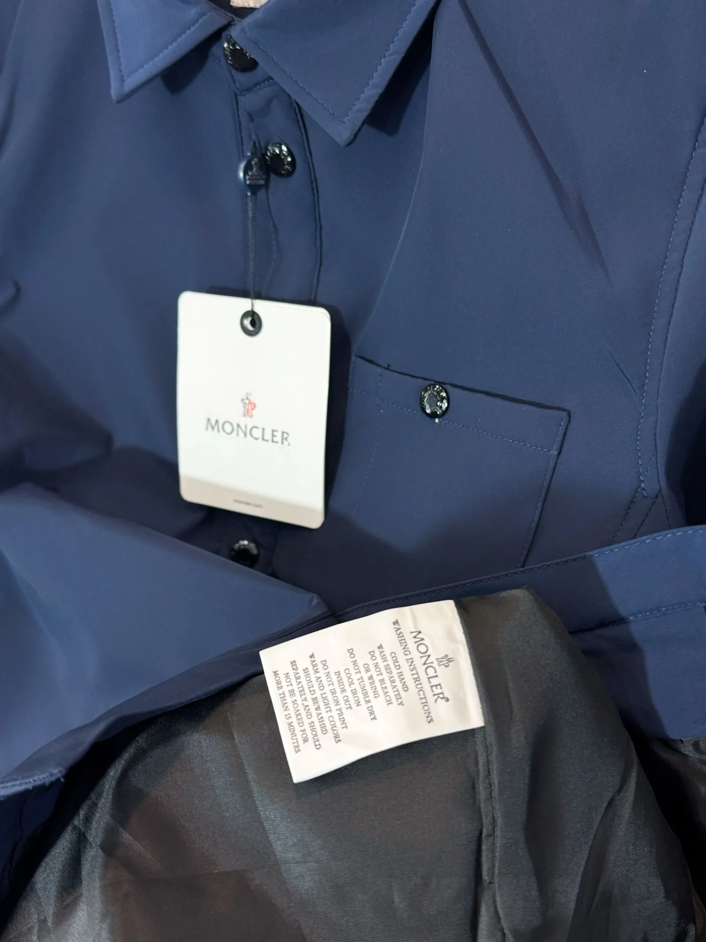 P320 model number: HE367 Moncler-mengkouq arm badge button jacket The fabric is made of cotton striped dyne, which is comfortable and soft on the upper body. The fabric has been washed and will not fade or deform easily. It is full of texture. Small mask badges are sewn on the arms to highlight the characteristics of the clothes. The buttons on the chest are sewn with custom masked small letter hardware buttons. The buttons on the hem are sewn for elasticity. The whole body is versatile. It is made by a big factory and has the original original label. It has three complete labels. You can buy it with confidence. It is the first choice for autumn and winter.  Color: Navy/Black Size: S M L XL