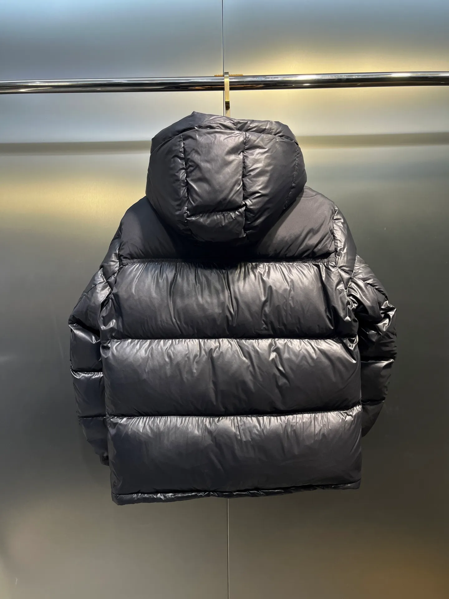 P1020 moncler🌟 2025 Autumn and Winter New Down Jacket Original customized hardware accessories are all imported and original customized. Welcome to compare. Absolutely high quality. Made of top-grade 90 white duck down. Super soft. Filled with fluffy and full feathers. Super heavy workmanship. The fabric is well-crafted. The pattern is perfect. Note that the fabric is super comfortable. Exclusive model. Non-market goods. Same sizes for men and women.  size：46 48 50 52 54
