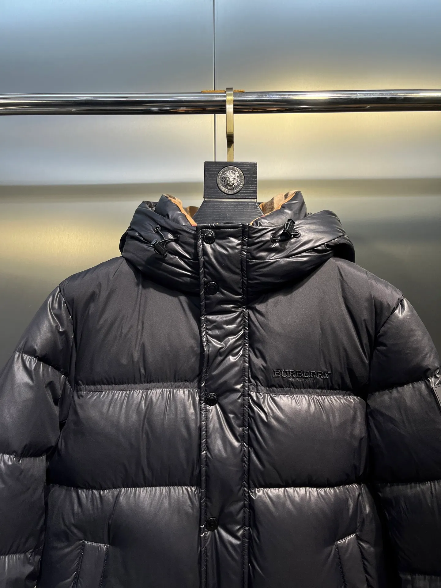 P1020 moncler🌟 2025 Autumn and Winter New Down Jacket Original customized hardware accessories are all imported and original customized. Welcome to compare. Absolutely high quality. Made of top-grade 90 white duck down. Super soft. Filled with fluffy and full feathers. Super heavy workmanship. The fabric is well-crafted. The pattern is perfect. Note that the fabric is super comfortable. Exclusive model. Non-market goods. Same sizes for men and women.  size：46 48 50 52 54