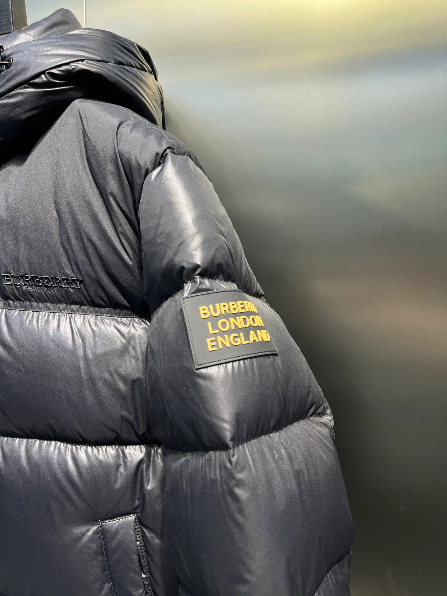P1020 moncler🌟 2025 Autumn and Winter New Down Jacket Original customized hardware accessories are all imported and original customized. Welcome to compare. Absolutely high quality. Made of top-grade 90 white duck down. Super soft. Filled with fluffy and full feathers. Super heavy workmanship. The fabric is well-crafted. The pattern is perfect. Note that the fabric is super comfortable. Exclusive model. Non-market goods. Same sizes for men and women.  size：46 48 50 52 54