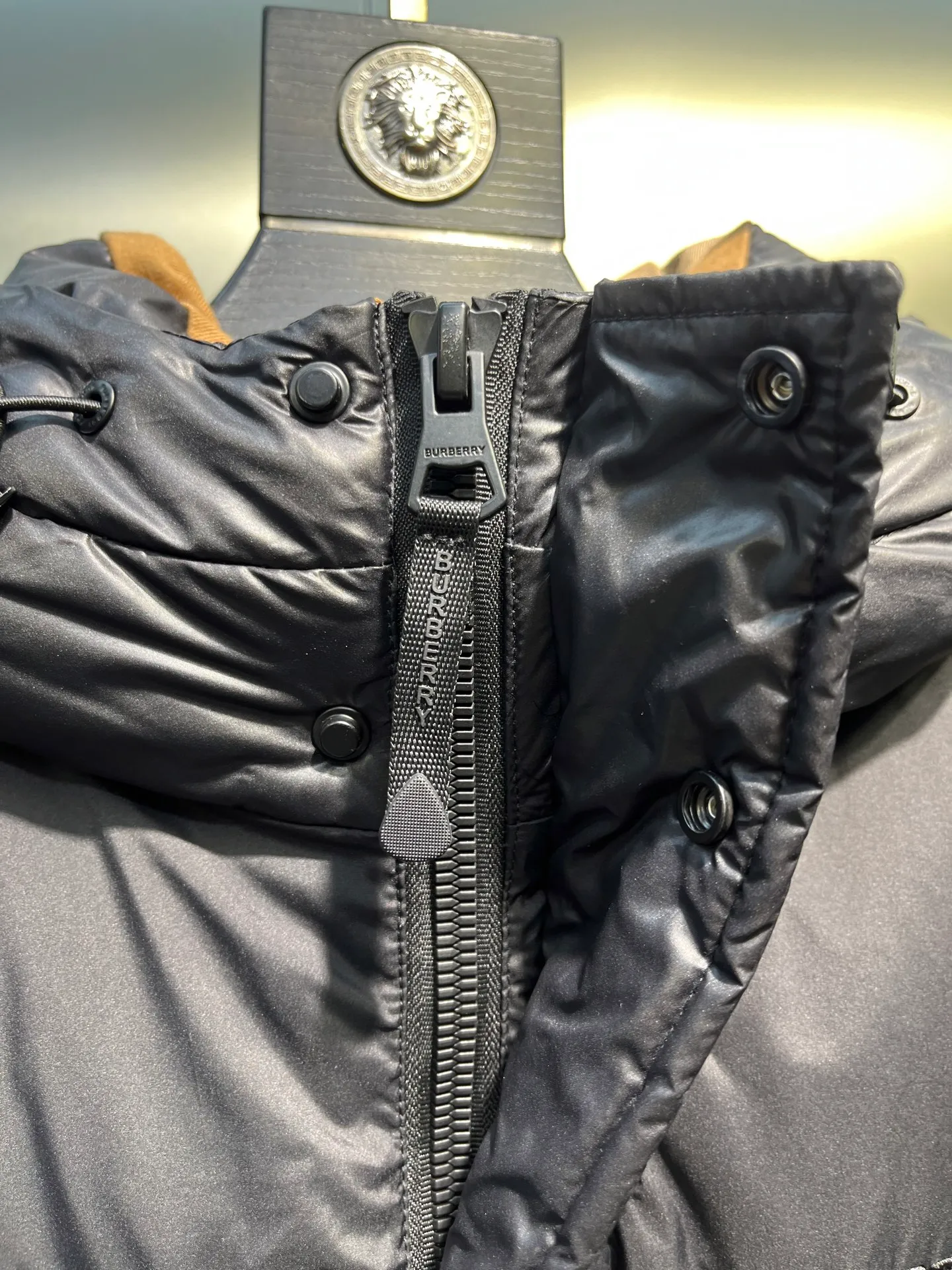 P1020 moncler🌟 2025 Autumn and Winter New Down Jacket Original customized hardware accessories are all imported and original customized. Welcome to compare. Absolutely high quality. Made of top-grade 90 white duck down. Super soft. Filled with fluffy and full feathers. Super heavy workmanship. The fabric is well-crafted. The pattern is perfect. Note that the fabric is super comfortable. Exclusive model. Non-market goods. Same sizes for men and women.  size：46 48 50 52 54