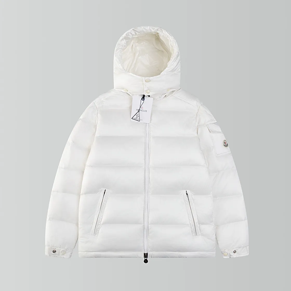 P670 The strongest down version MONCLER/Moncler #maya Maya Eason Chan's same style down jacket description: Influenced by the iconic outerwear of the 1980s, the Maya jacket re-examines the shapes in the moncler archives with modern style and cutting-edge elements. This is the brand's professional achievement in ski equipment. Both in terms of sport and style, this high-performance and positive-spirited jacket has all the elements that a competitive man needs to claim the title. Material process analysis: 1 Original NFC inductive anti-counterfeiting chip ② National standard 90% pure white goose down, lin exclusively uses top-grade down in the market, never fake goose down and a series of misunderstandings 3 Fabric: 100% nylon; Lining: 100% nylon, one of the best on the market, everything is customized according to the original version. The electroplated hardware produced by the original processing factory is all customized by the original factory, and is not a replica of various types on the market. ⑤Produced by a Mani factory, it has always been unambiguous in terms of quality. Everyone knows that the workers' craftsmanship, QA and QC quality inspection are not comparable to those of small factories in the market. Size: 1/2/3/4/5
