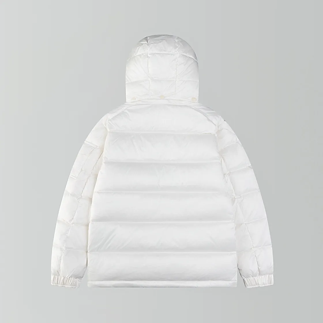 P670 The strongest down version MONCLER/Moncler #maya Maya Eason Chan's same style down jacket description: Influenced by the iconic outerwear of the 1980s, the Maya jacket re-examines the shapes in the moncler archives with modern style and cutting-edge elements. This is the brand's professional achievement in ski equipment. Both in terms of sport and style, this high-performance and positive-spirited jacket has all the elements that a competitive man needs to claim the title. Material process analysis: 1 Original NFC inductive anti-counterfeiting chip ② National standard 90% pure white goose down, lin exclusively uses top-grade down in the market, never fake goose down and a series of misunderstandings 3 Fabric: 100% nylon; Lining: 100% nylon, one of the best on the market, everything is customized according to the original version. The electroplated hardware produced by the original processing factory is all customized by the original factory, and is not a replica of various types on the market. ⑤Produced by a Mani factory, it has always been unambiguous in terms of quality. Everyone knows that the workers' craftsmanship, QA and QC quality inspection are not comparable to those of small factories in the market. Size: 1/2/3/4/5