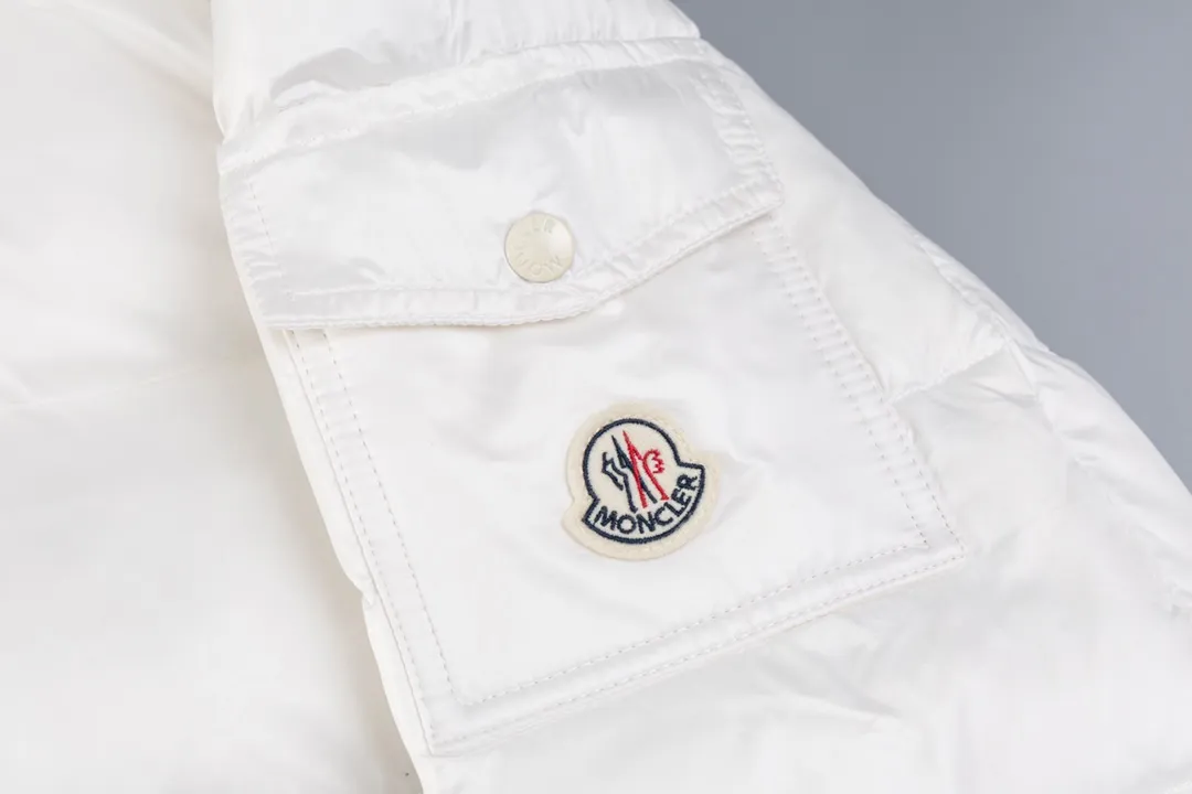 P670 The strongest down version MONCLER/Moncler #maya Maya Eason Chan's same style down jacket description: Influenced by the iconic outerwear of the 1980s, the Maya jacket re-examines the shapes in the moncler archives with modern style and cutting-edge elements. This is the brand's professional achievement in ski equipment. Both in terms of sport and style, this high-performance and positive-spirited jacket has all the elements that a competitive man needs to claim the title. Material process analysis: 1 Original NFC inductive anti-counterfeiting chip ② National standard 90% pure white goose down, lin exclusively uses top-grade down in the market, never fake goose down and a series of misunderstandings 3 Fabric: 100% nylon; Lining: 100% nylon, one of the best on the market, everything is customized according to the original version. The electroplated hardware produced by the original processing factory is all customized by the original factory, and is not a replica of various types on the market. ⑤Produced by a Mani factory, it has always been unambiguous in terms of quality. Everyone knows that the workers' craftsmanship, QA and QC quality inspection are not comparable to those of small factories in the market. Size: 1/2/3/4/5