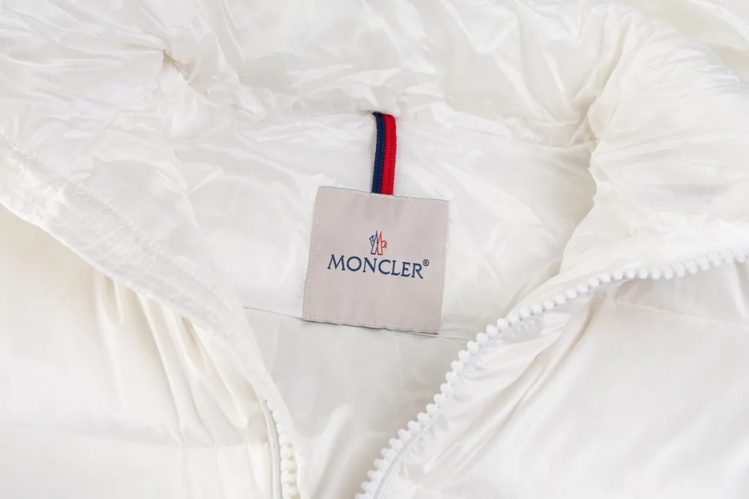 P670 The strongest down version MONCLER/Moncler #maya Maya Eason Chan's same style down jacket description: Influenced by the iconic outerwear of the 1980s, the Maya jacket re-examines the shapes in the moncler archives with modern style and cutting-edge elements. This is the brand's professional achievement in ski equipment. Both in terms of sport and style, this high-performance and positive-spirited jacket has all the elements that a competitive man needs to claim the title. Material process analysis: 1 Original NFC inductive anti-counterfeiting chip ② National standard 90% pure white goose down, lin exclusively uses top-grade down in the market, never fake goose down and a series of misunderstandings 3 Fabric: 100% nylon; Lining: 100% nylon, one of the best on the market, everything is customized according to the original version. The electroplated hardware produced by the original processing factory is all customized by the original factory, and is not a replica of various types on the market. ⑤Produced by a Mani factory, it has always been unambiguous in terms of quality. Everyone knows that the workers' craftsmanship, QA and QC quality inspection are not comparable to those of small factories in the market. Size: 1/2/3/4/5