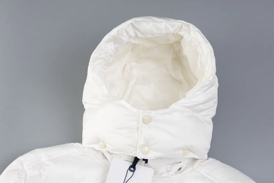 P670 The strongest down version MONCLER/Moncler #maya Maya Eason Chan's same style down jacket description: Influenced by the iconic outerwear of the 1980s, the Maya jacket re-examines the shapes in the moncler archives with modern style and cutting-edge elements. This is the brand's professional achievement in ski equipment. Both in terms of sport and style, this high-performance and positive-spirited jacket has all the elements that a competitive man needs to claim the title. Material process analysis: 1 Original NFC inductive anti-counterfeiting chip ② National standard 90% pure white goose down, lin exclusively uses top-grade down in the market, never fake goose down and a series of misunderstandings 3 Fabric: 100% nylon; Lining: 100% nylon, one of the best on the market, everything is customized according to the original version. The electroplated hardware produced by the original processing factory is all customized by the original factory, and is not a replica of various types on the market. ⑤Produced by a Mani factory, it has always been unambiguous in terms of quality. Everyone knows that the workers' craftsmanship, QA and QC quality inspection are not comparable to those of small factories in the market. Size: 1/2/3/4/5