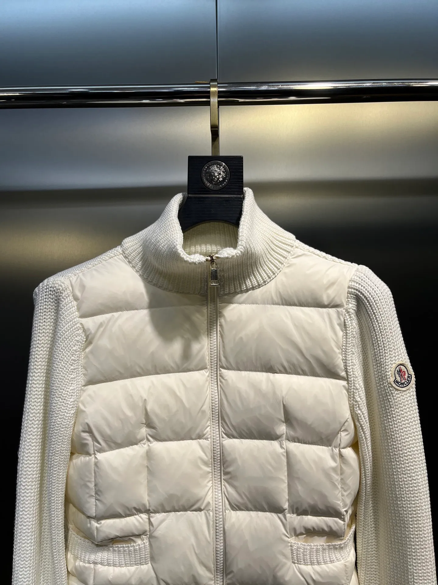 P640 moncler 🌟 25 new autumn and winter style Wool down jacket with lapel stitching Knitted rib lapel design at the neck Short version of the upper body is cool and neat Super sense of proportion National standard 90 white goose down filled body Hem Knitted thread windproof cuffs Shoulder logo patch dots Full of down filling The upper body is not bloated Light and warm Minimalist and elegant without being picky Easy to match when going out size: s-xl