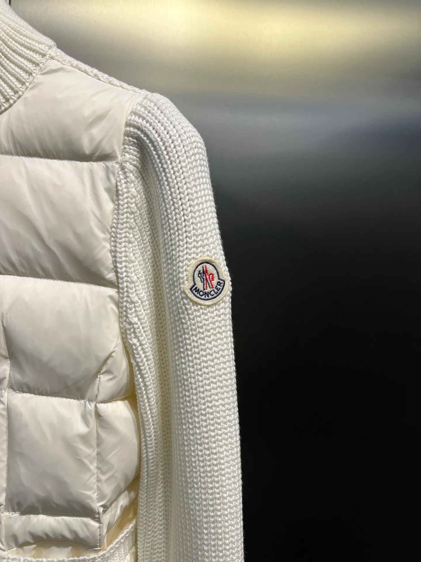 P640 moncler 🌟 25 new autumn and winter style Wool down jacket with lapel stitching Knitted rib lapel design at the neck Short version of the upper body is cool and neat Super sense of proportion National standard 90 white goose down filled body Hem Knitted thread windproof cuffs Shoulder logo patch dots Full of down filling The upper body is not bloated Light and warm Minimalist and elegant without being picky Easy to match when going out size: s-xl