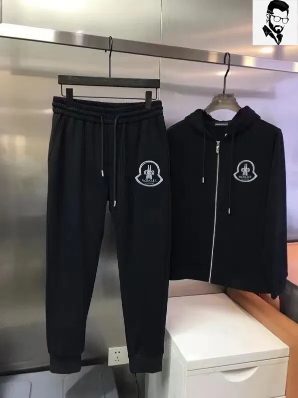 P400 [MONCLER] (Gospel for Fatty) hot-selling suit is coming. Focus on the original version of the official website. 2025 new hot-selling cardigan and sweatshirt suit. The original order is the best product🇭🇰. It is the meticulous work of top designers. It has a fitting and perfect upper body effect. All-natural high-quality Roman cotton 100%, close-fitting comfort, noble and elegant! Original hardware embodies elegance and nobility! Counter size: M-5XL (maximum wear up to 220 pounds)