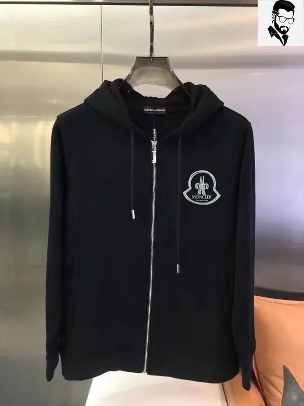 P400 [MONCLER] (Gospel for Fatty) hot-selling suit is coming. Focus on the original version of the official website. 2025 new hot-selling cardigan and sweatshirt suit. The original order is the best product🇭🇰. It is the meticulous work of top designers. It has a fitting and perfect upper body effect. All-natural high-quality Roman cotton 100%, close-fitting comfort, noble and elegant! Original hardware embodies elegance and nobility! Counter size: M-5XL (maximum wear up to 220 pounds)