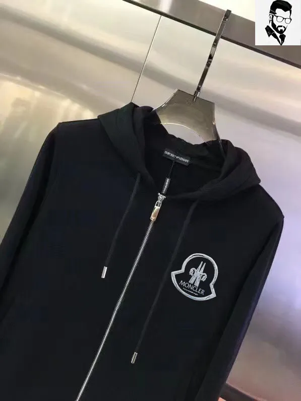P400 [MONCLER] (Gospel for Fatty) hot-selling suit is coming. Focus on the original version of the official website. 2025 new hot-selling cardigan and sweatshirt suit. The original order is the best product🇭🇰. It is the meticulous work of top designers. It has a fitting and perfect upper body effect. All-natural high-quality Roman cotton 100%, close-fitting comfort, noble and elegant! Original hardware embodies elegance and nobility! Counter size: M-5XL (maximum wear up to 220 pounds)