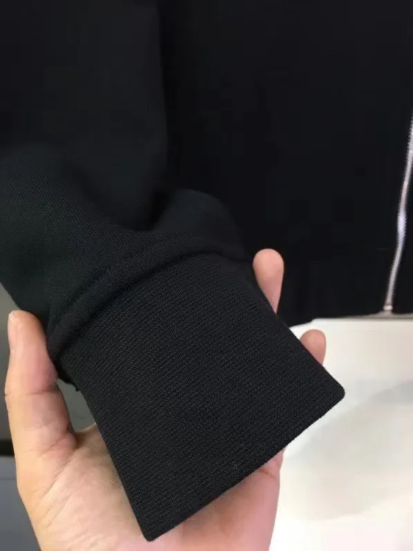 P400 [MONCLER] (Gospel for Fatty) hot-selling suit is coming. Focus on the original version of the official website. 2025 new hot-selling cardigan and sweatshirt suit. The original order is the best product🇭🇰. It is the meticulous work of top designers. It has a fitting and perfect upper body effect. All-natural high-quality Roman cotton 100%, close-fitting comfort, noble and elegant! Original hardware embodies elegance and nobility! Counter size: M-5XL (maximum wear up to 220 pounds)