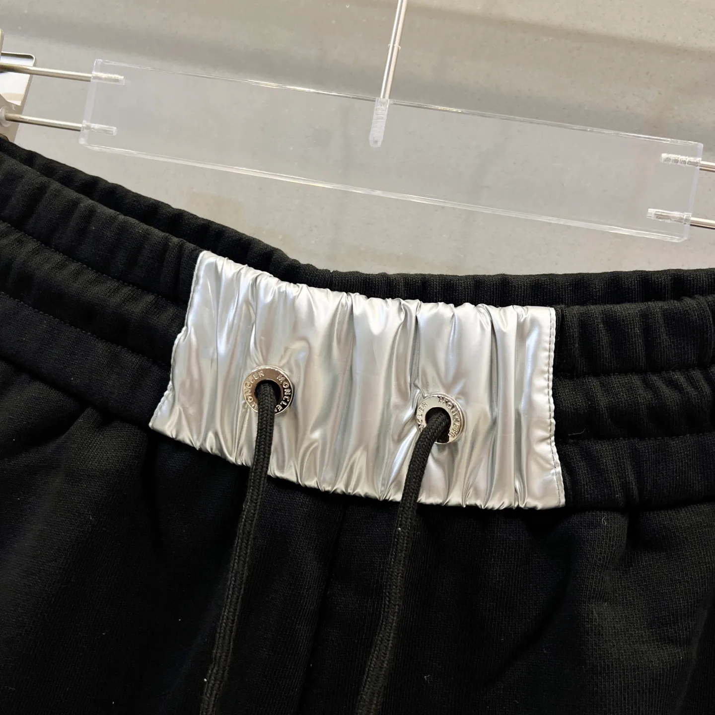 P190 MONCLER/muzzle pure cotton terry tripe fabric shorts, silicone letter LOGO, nylon pocket design process logo, official synchronization, high version, high quality, fashionable personality, versatile trend, pure original quality, original fabric, tag, collar label, washed wheat, complete three standards, color: black, gray. Size: S-XL
