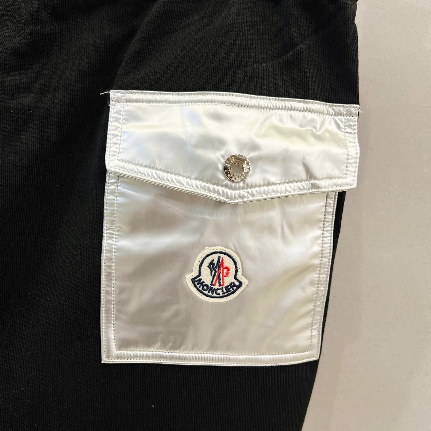 P190 MONCLER/muzzle pure cotton terry tripe fabric shorts, silicone letter LOGO, nylon pocket design process logo, official synchronization, high version, high quality, fashionable personality, versatile trend, pure original quality, original fabric, tag, collar label, washed wheat, complete three standards, color: black, gray. Size: S-XL