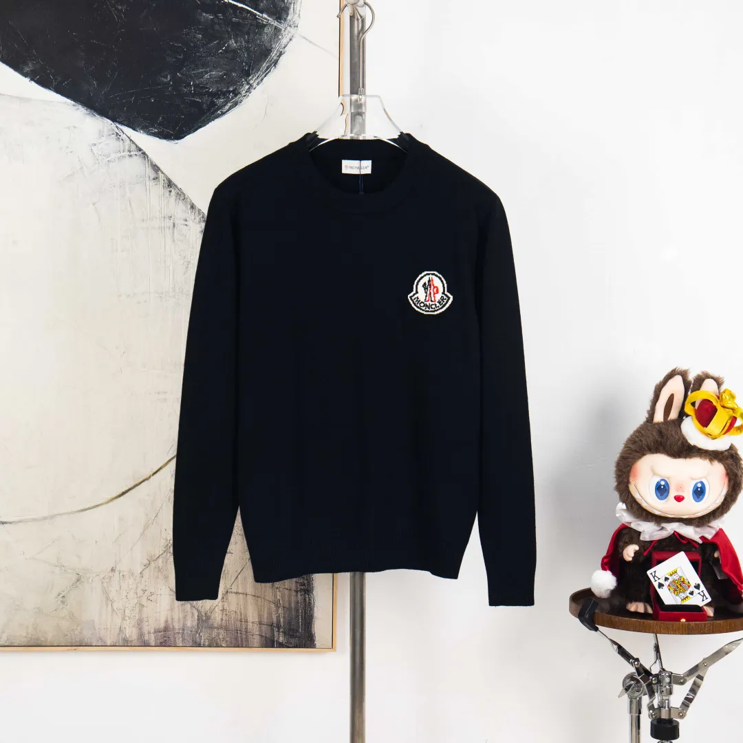 P290 💰zp version [exclusive supply] MONCLER/mask 2025Fw Classic chest badge logo letter logo Simple casual pullover sweater Imported wool blended fabric Upgraded, inspired by the 1980s retro Original fabric Official same style Round neck Long sleeve suit Customized mesh sweater knitted fabric Very comfortable to the touch The latest brick cabinets in spring and summer are in sync with each other Fashionable and individual Super versatile and good-looking style Very suitable for both men and women A must-have item for everyone, hang tag, collar label, washed wheat, complete with three labels. Color: Black, White, Gray Size: M L XL 2XL 3XL Number: YK10499