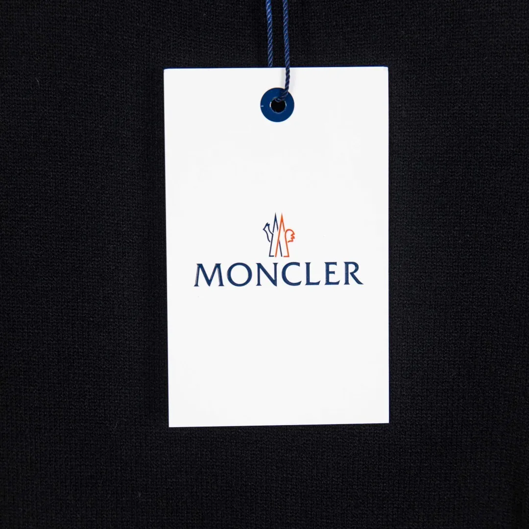 P290 💰zp version [exclusive supply] MONCLER/mask 2025Fw Classic chest badge logo letter logo Simple casual pullover sweater Imported wool blended fabric Upgraded, inspired by the 1980s retro Original fabric Official same style Round neck Long sleeve suit Customized mesh sweater knitted fabric Very comfortable to the touch The latest brick cabinets in spring and summer are in sync with each other Fashionable and individual Super versatile and good-looking style Very suitable for both men and women A must-have item for everyone, hang tag, collar label, washed wheat, complete with three labels. Color: Black, White, Gray Size: M L XL 2XL 3XL Number: YK10499