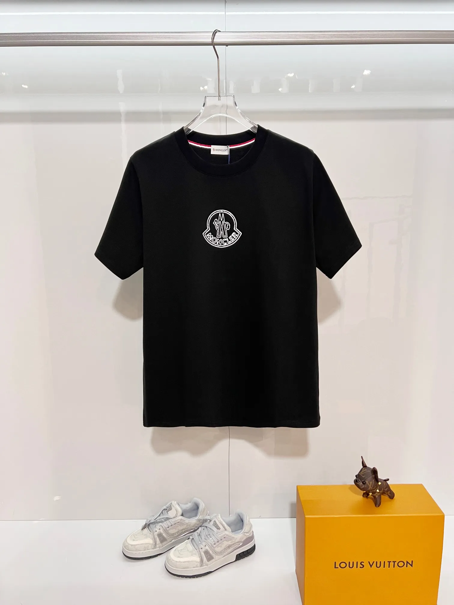 P150 MONCLER/Muzzled 300g pure cotton round neck short-sleeved T-shirt. Brand classic. Color-blocking double-sided letter LOGO embossing process. 2025ss official synchronization. High version. High quality. Fashionable personality. Versatile trend. Pure original quality. Original fabric. Tag. Collar label. Washed wheat. Complete three standards. Color: Black. White. Size: S M L XL XXL