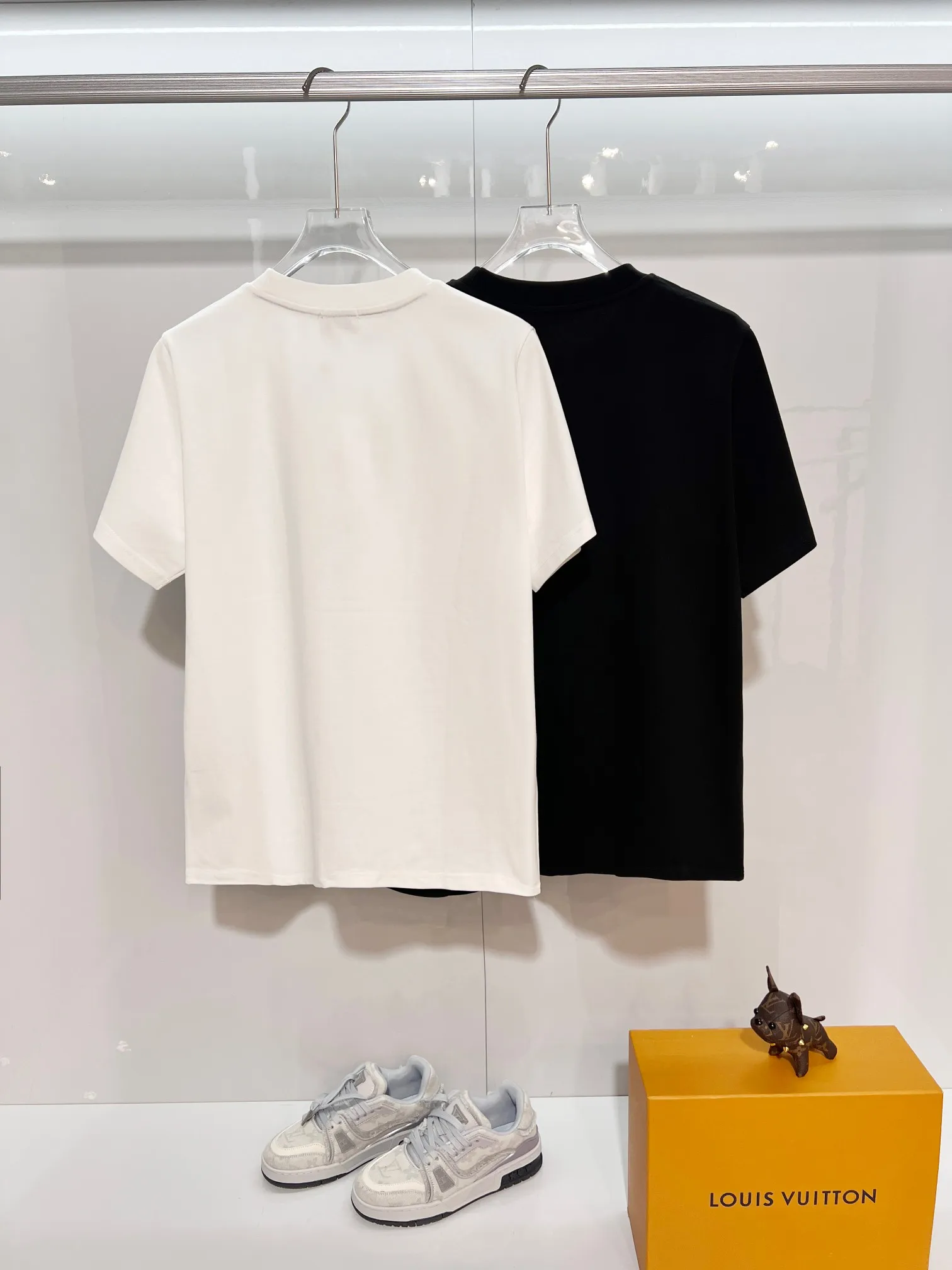 P150 MONCLER/Muzzled 300g pure cotton round neck short-sleeved T-shirt. Brand classic. Color-blocking double-sided letter LOGO embossing process. 2025ss official synchronization. High version. High quality. Fashionable personality. Versatile trend. Pure original quality. Original fabric. Tag. Collar label. Washed wheat. Complete three standards. Color: Black. White. Size: S M L XL XXL