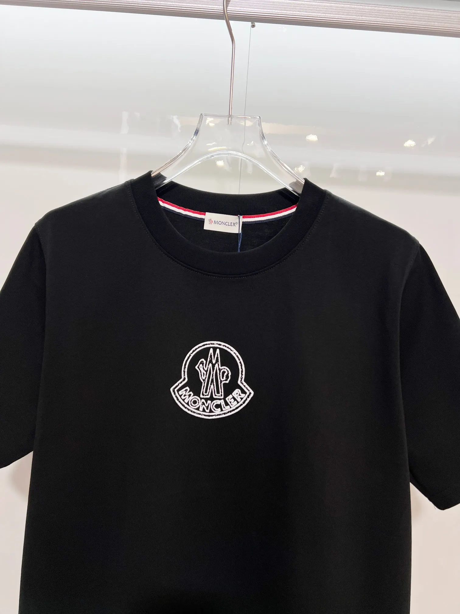 P150 MONCLER/Muzzled 300g pure cotton round neck short-sleeved T-shirt. Brand classic. Color-blocking double-sided letter LOGO embossing process. 2025ss official synchronization. High version. High quality. Fashionable personality. Versatile trend. Pure original quality. Original fabric. Tag. Collar label. Washed wheat. Complete three standards. Color: Black. White. Size: S M L XL XXL