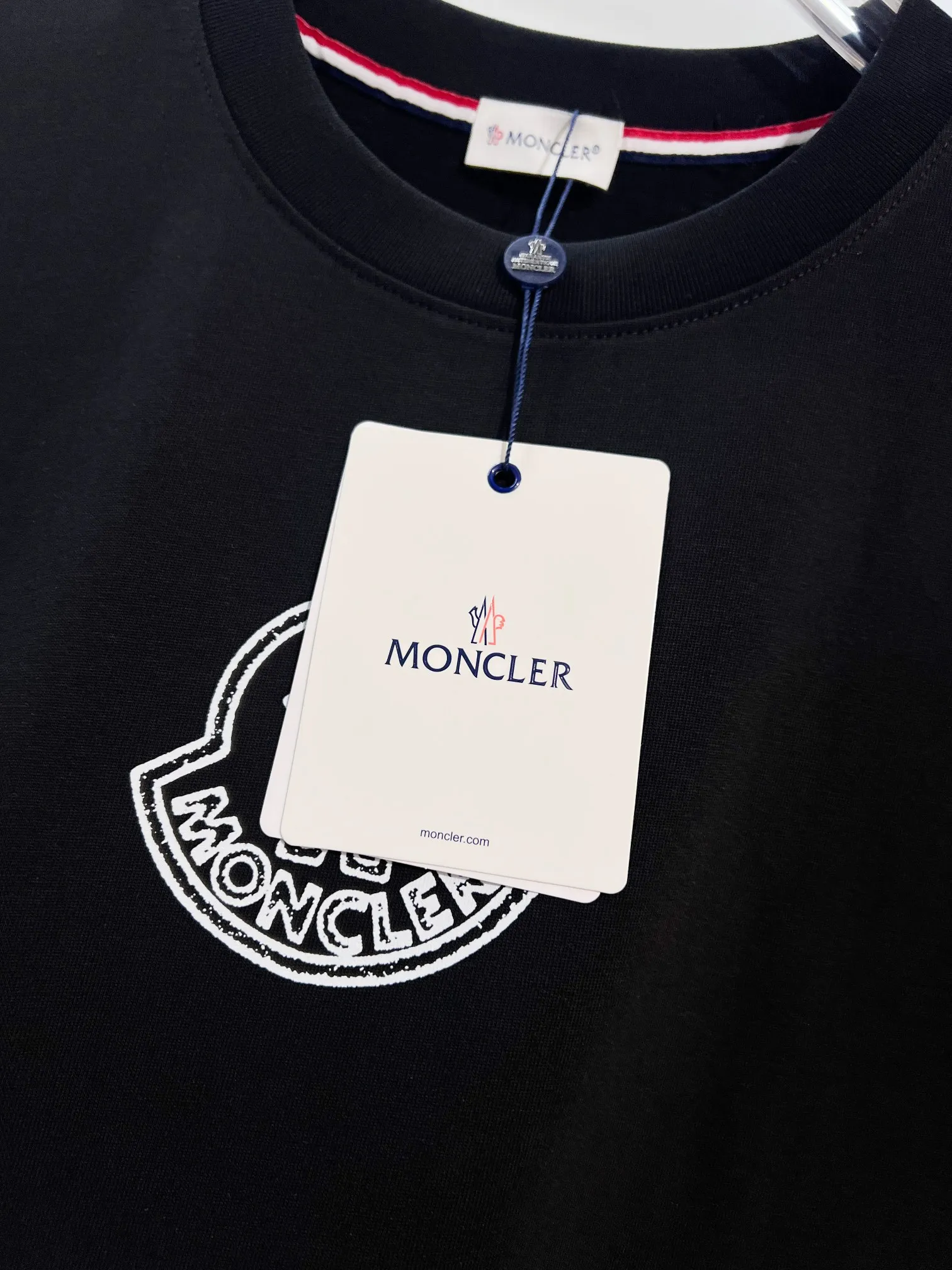 P150 MONCLER/Muzzled 300g pure cotton round neck short-sleeved T-shirt. Brand classic. Color-blocking double-sided letter LOGO embossing process. 2025ss official synchronization. High version. High quality. Fashionable personality. Versatile trend. Pure original quality. Original fabric. Tag. Collar label. Washed wheat. Complete three standards. Color: Black. White. Size: S M L XL XXL