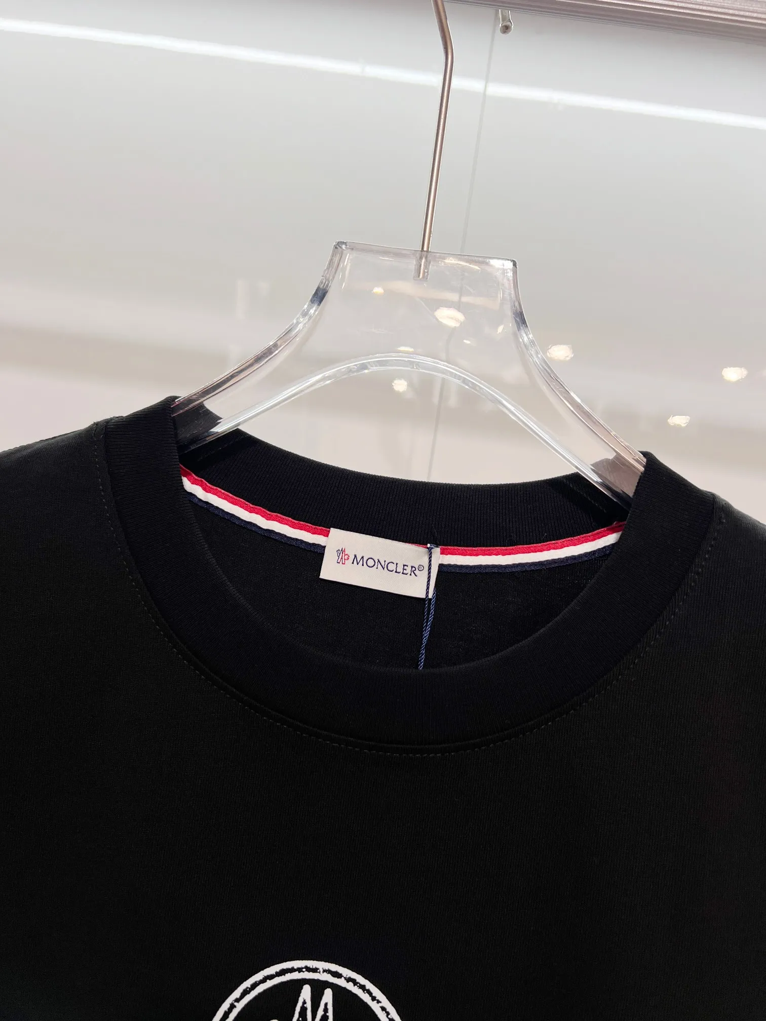 P150 MONCLER/Muzzled 300g pure cotton round neck short-sleeved T-shirt. Brand classic. Color-blocking double-sided letter LOGO embossing process. 2025ss official synchronization. High version. High quality. Fashionable personality. Versatile trend. Pure original quality. Original fabric. Tag. Collar label. Washed wheat. Complete three standards. Color: Black. White. Size: S M L XL XXL