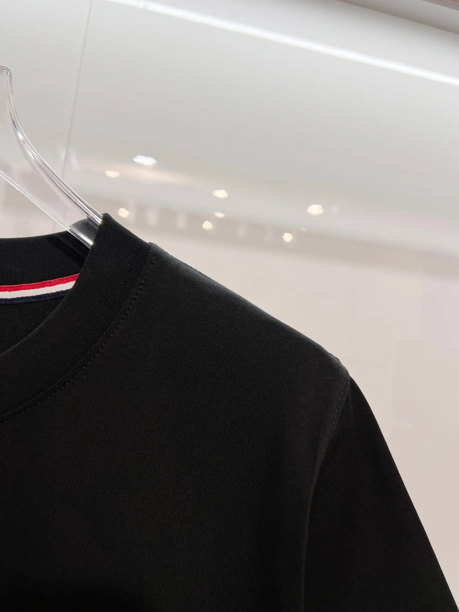 P150 MONCLER/Muzzled 300g pure cotton round neck short-sleeved T-shirt. Brand classic. Color-blocking double-sided letter LOGO embossing process. 2025ss official synchronization. High version. High quality. Fashionable personality. Versatile trend. Pure original quality. Original fabric. Tag. Collar label. Washed wheat. Complete three standards. Color: Black. White. Size: S M L XL XXL