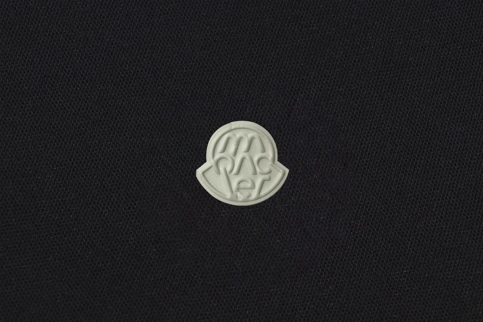 P200 New in stock】𝐌𝐎𝐍𝐂𝐋𝐄𝐑~Mengkou #2024 Early spring new high-quality lapel long-sleeved POLO shirt, counter-customized fabrics with high breathability and comfort, impeccable details, the brand's simple element design concept, reflecting high quality. It feels delicate and soft! It presents a casual cut and the upper body shape is great! The chest is filled with three-dimensional embroidery of the brand LOGO to highlight quality and luxury. Color: black, white Size: M~L~XL~2XL~3XL