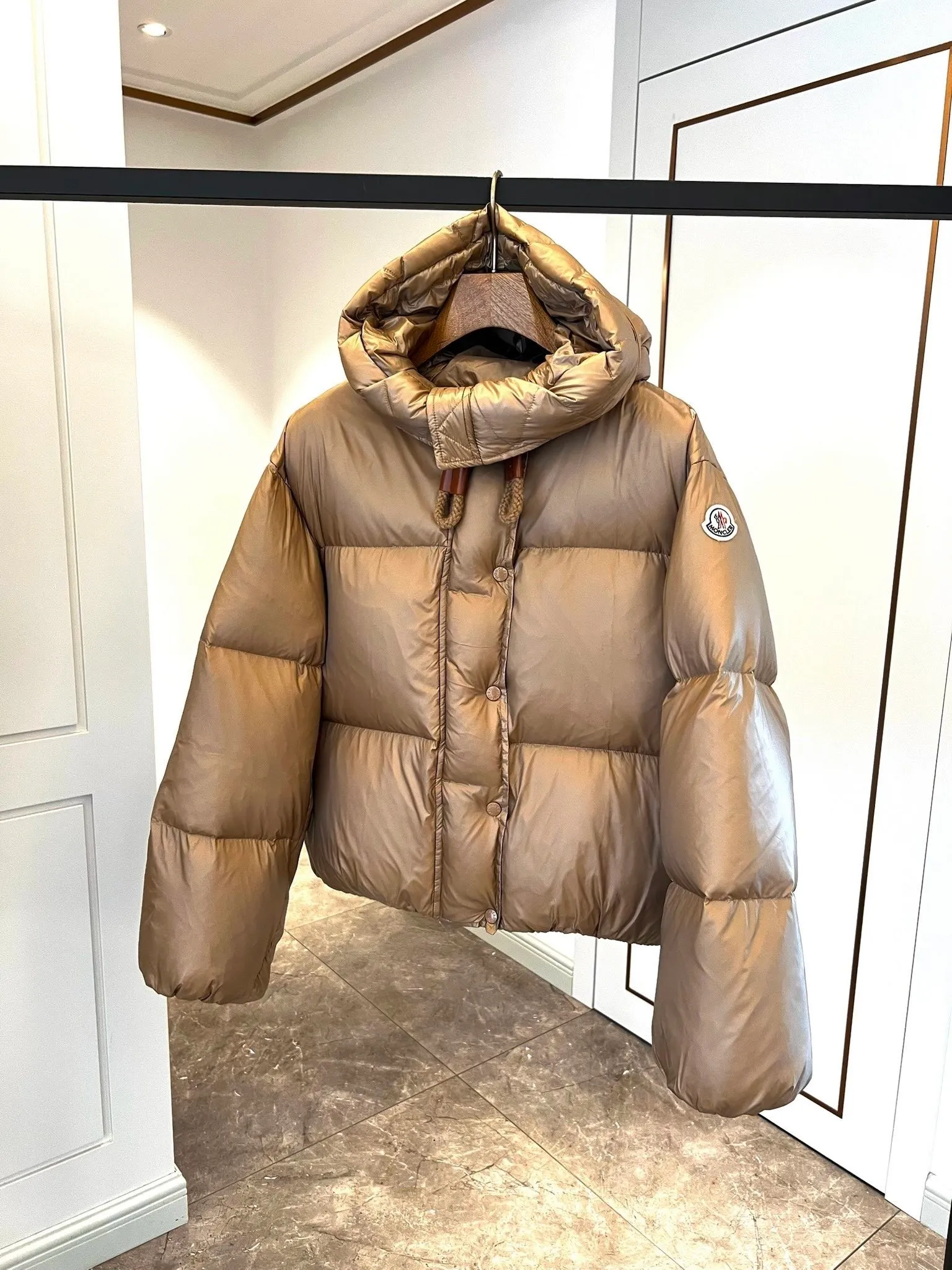 P900 ⬆️Moncler Borey women's two-in-one short down jacket. Ultra-light goose down filling. The fabric has a special luster. Full of high-end feel. Extremely full filling. Distinguishes all low-end duck down shriveled versions. ⚠️Special product barcode model number is complete, corresponding to the official website. The tag has built-in NFC electronic sensor anti-counterfeiting. Supports multiple anti-counterfeiting verification. The factory comes standard with a full set of counter gift box packaging🎁 The Borey women's 2-in-1 down jacket can be worn as a classic down jacket or as a cape. It is a practical and easy-to-wear item. It is recommended to choose two sizes smaller.  The Borey down jacket is made from warm yet lightweight nylon fabric with a gorgeous lustrous texture. This short down jacket features adjustable sleeves that can be opened to wear as a cape. The hood has a wide brim and is inspired by the classic parka for warmth and comfort. This 2-in-1 style features a wide silhouette for all-day comfort. Details •Made from longue saison fabric •Longue saison lining •Filled with down •Drawstring hood •Inner sleeves with snap closure •Zipper and snap closure •Inseam pockets •Elastic cuffs Size: 0-2 Fairy D9875064650