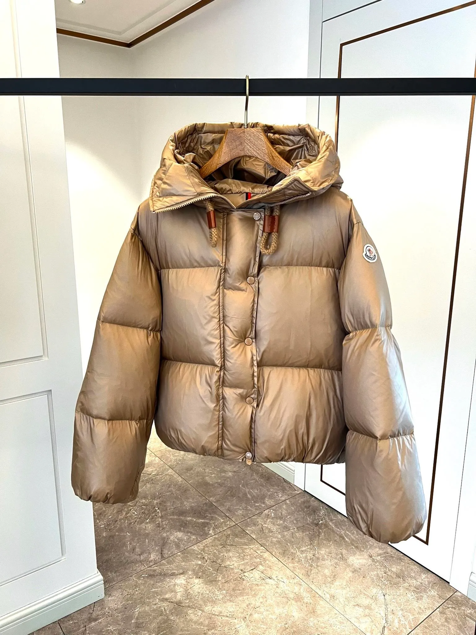P900 ⬆️Moncler Borey women's two-in-one short down jacket. Ultra-light goose down filling. The fabric has a special luster. Full of high-end feel. Extremely full filling. Distinguishes all low-end duck down shriveled versions. ⚠️Special product barcode model number is complete, corresponding to the official website. The tag has built-in NFC electronic sensor anti-counterfeiting. Supports multiple anti-counterfeiting verification. The factory comes standard with a full set of counter gift box packaging🎁 The Borey women's 2-in-1 down jacket can be worn as a classic down jacket or as a cape. It is a practical and easy-to-wear item. It is recommended to choose two sizes smaller.  The Borey down jacket is made from warm yet lightweight nylon fabric with a gorgeous lustrous texture. This short down jacket features adjustable sleeves that can be opened to wear as a cape. The hood has a wide brim and is inspired by the classic parka for warmth and comfort. This 2-in-1 style features a wide silhouette for all-day comfort. Details •Made from longue saison fabric •Longue saison lining •Filled with down •Drawstring hood •Inner sleeves with snap closure •Zipper and snap closure •Inseam pockets •Elastic cuffs Size: 0-2 Fairy D9875064650