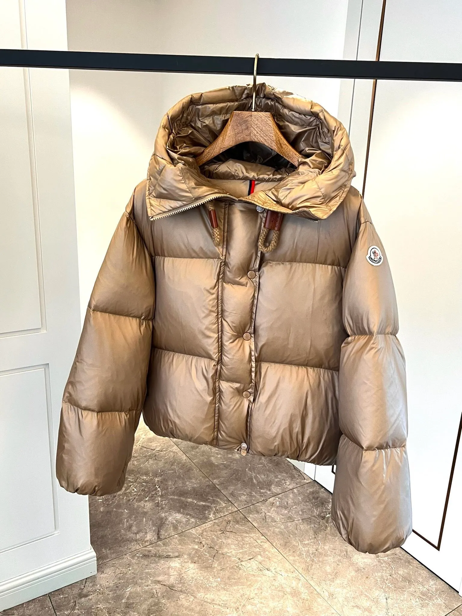 P900 ⬆️Moncler Borey women's two-in-one short down jacket. Ultra-light goose down filling. The fabric has a special luster. Full of high-end feel. Extremely full filling. Distinguishes all low-end duck down shriveled versions. ⚠️Special product barcode model number is complete, corresponding to the official website. The tag has built-in NFC electronic sensor anti-counterfeiting. Supports multiple anti-counterfeiting verification. The factory comes standard with a full set of counter gift box packaging🎁 The Borey women's 2-in-1 down jacket can be worn as a classic down jacket or as a cape. It is a practical and easy-to-wear item. It is recommended to choose two sizes smaller.  The Borey down jacket is made from warm yet lightweight nylon fabric with a gorgeous lustrous texture. This short down jacket features adjustable sleeves that can be opened to wear as a cape. The hood has a wide brim and is inspired by the classic parka for warmth and comfort. This 2-in-1 style features a wide silhouette for all-day comfort. Details •Made from longue saison fabric •Longue saison lining •Filled with down •Drawstring hood •Inner sleeves with snap closure •Zipper and snap closure •Inseam pockets •Elastic cuffs Size: 0-2 Fairy D9875064650
