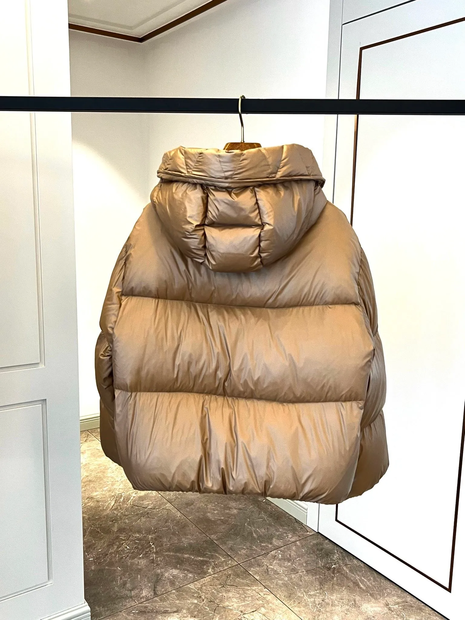 P900 ⬆️Moncler Borey women's two-in-one short down jacket. Ultra-light goose down filling. The fabric has a special luster. Full of high-end feel. Extremely full filling. Distinguishes all low-end duck down shriveled versions. ⚠️Special product barcode model number is complete, corresponding to the official website. The tag has built-in NFC electronic sensor anti-counterfeiting. Supports multiple anti-counterfeiting verification. The factory comes standard with a full set of counter gift box packaging🎁 The Borey women's 2-in-1 down jacket can be worn as a classic down jacket or as a cape. It is a practical and easy-to-wear item. It is recommended to choose two sizes smaller.  The Borey down jacket is made from warm yet lightweight nylon fabric with a gorgeous lustrous texture. This short down jacket features adjustable sleeves that can be opened to wear as a cape. The hood has a wide brim and is inspired by the classic parka for warmth and comfort. This 2-in-1 style features a wide silhouette for all-day comfort. Details •Made from longue saison fabric •Longue saison lining •Filled with down •Drawstring hood •Inner sleeves with snap closure •Zipper and snap closure •Inseam pockets •Elastic cuffs Size: 0-2 Fairy D9875064650