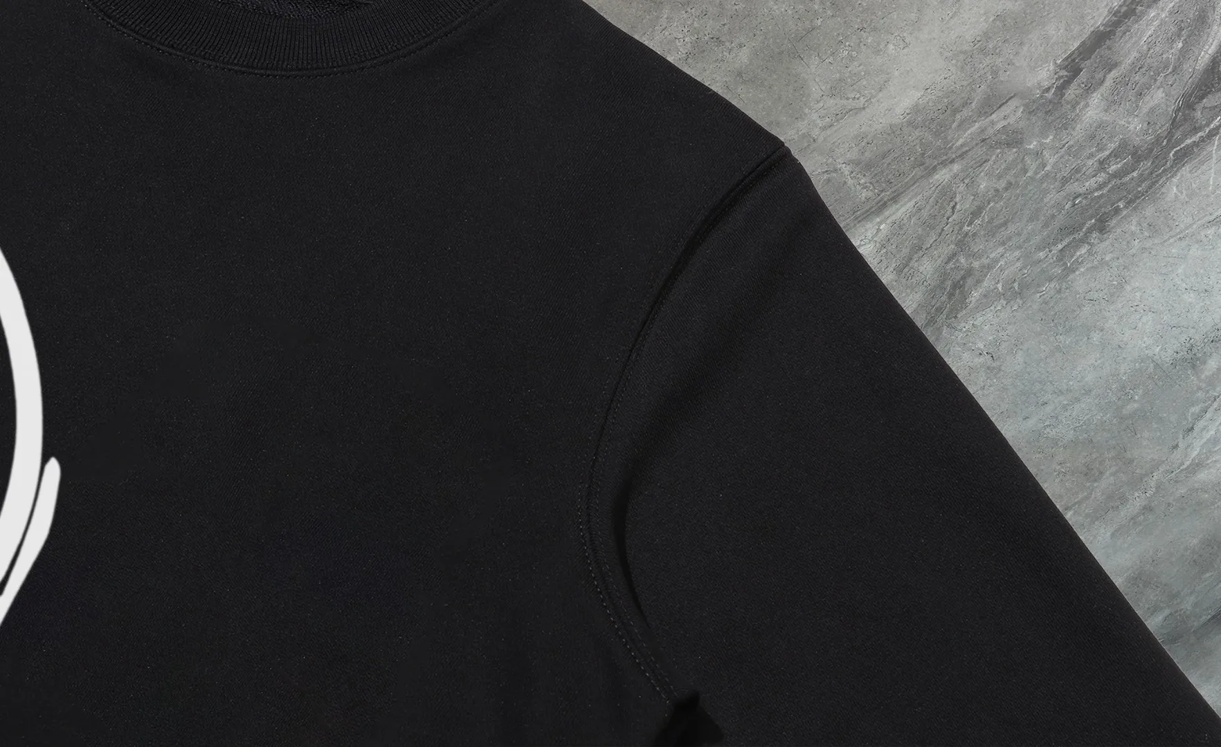 P210 High-version sweatshirt) [Long-term stock] 〖𝐌𝐎𝐍𝐂𝐋𝐄𝐑~Mask〗 Made of 440g heavy-weight fabric. It is different from the market currency. It can be matched with any variety and is properly handsome. 😎The whole dress is made of double waistcoats. The double waistcoats make the whole dress more three-dimensional. Not ordinary factories can do such fine work. 2025 Spring runway version of the T stage, on sale at the counter, round neck terry sweatshirt, high-end double-strand pure cotton, custom-made stretch ribs, dyed in the same vat, complete with three standards, matched with exquisite embroidered LOGO on the chest, simple and advanced, same style for men and women. Color: black, apricot, white, size: S M L XL 2XL