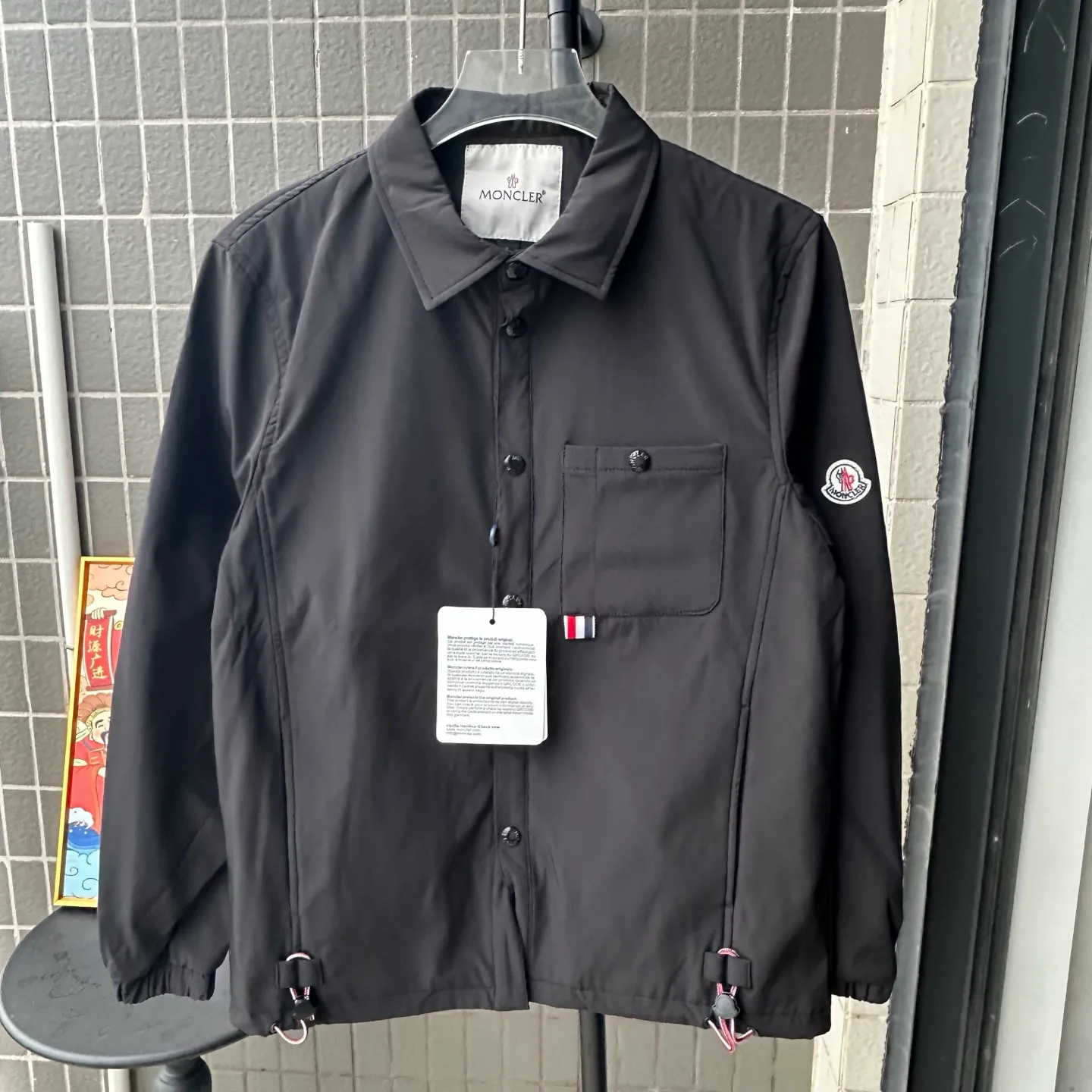 P310 model number: TT86 Moncler logo zipper shirt jacket. Custom-made high-quality cotton hidden pattern gabardine. Full of texture. Comfortable and close to the skin. The brown tone exudes restrained tenderness. The iconic Moncler logo embroidered logo is embellished on it to increase brand recognition. Simple and smooth lines. The zipper opening and closing also follows the principle of minimalism. Use simplicity as the pen and texture as the ink. Use the simplest elements to outline the most moving fashion picture. Process 1: Use imported special machine infrared to locate the "Moncler logo embroidery", the position is more accurate and strong. Process 2: Template machine to open the bag. The preset template guides the position, shape and size of the bag opening. The accuracy ensures the quality of the bag opening effect. Process 3: The fabrics have been washed and have a better hand feel. Not easy to deform, not easy to shrink, not easy to fade, and maintain long-term beauty. Color: navy black Size: S-XL