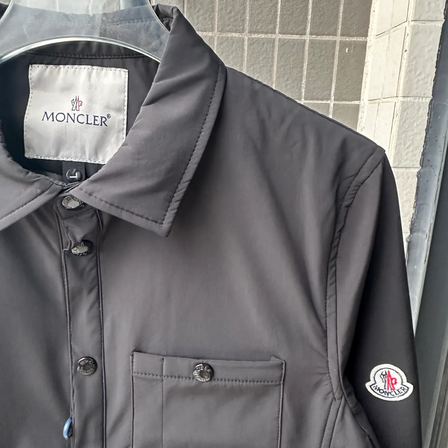 P310 model number: TT86 Moncler logo zipper shirt jacket. Custom-made high-quality cotton hidden pattern gabardine. Full of texture. Comfortable and close to the skin. The brown tone exudes restrained tenderness. The iconic Moncler logo embroidered logo is embellished on it to increase brand recognition. Simple and smooth lines. The zipper opening and closing also follows the principle of minimalism. Use simplicity as the pen and texture as the ink. Use the simplest elements to outline the most moving fashion picture. Process 1: Use imported special machine infrared to locate the "Moncler logo embroidery", the position is more accurate and strong. Process 2: Template machine to open the bag. The preset template guides the position, shape and size of the bag opening. The accuracy ensures the quality of the bag opening effect. Process 3: The fabrics have been washed and have a better hand feel. Not easy to deform, not easy to shrink, not easy to fade, and maintain long-term beauty. Color: navy black Size: S-XL