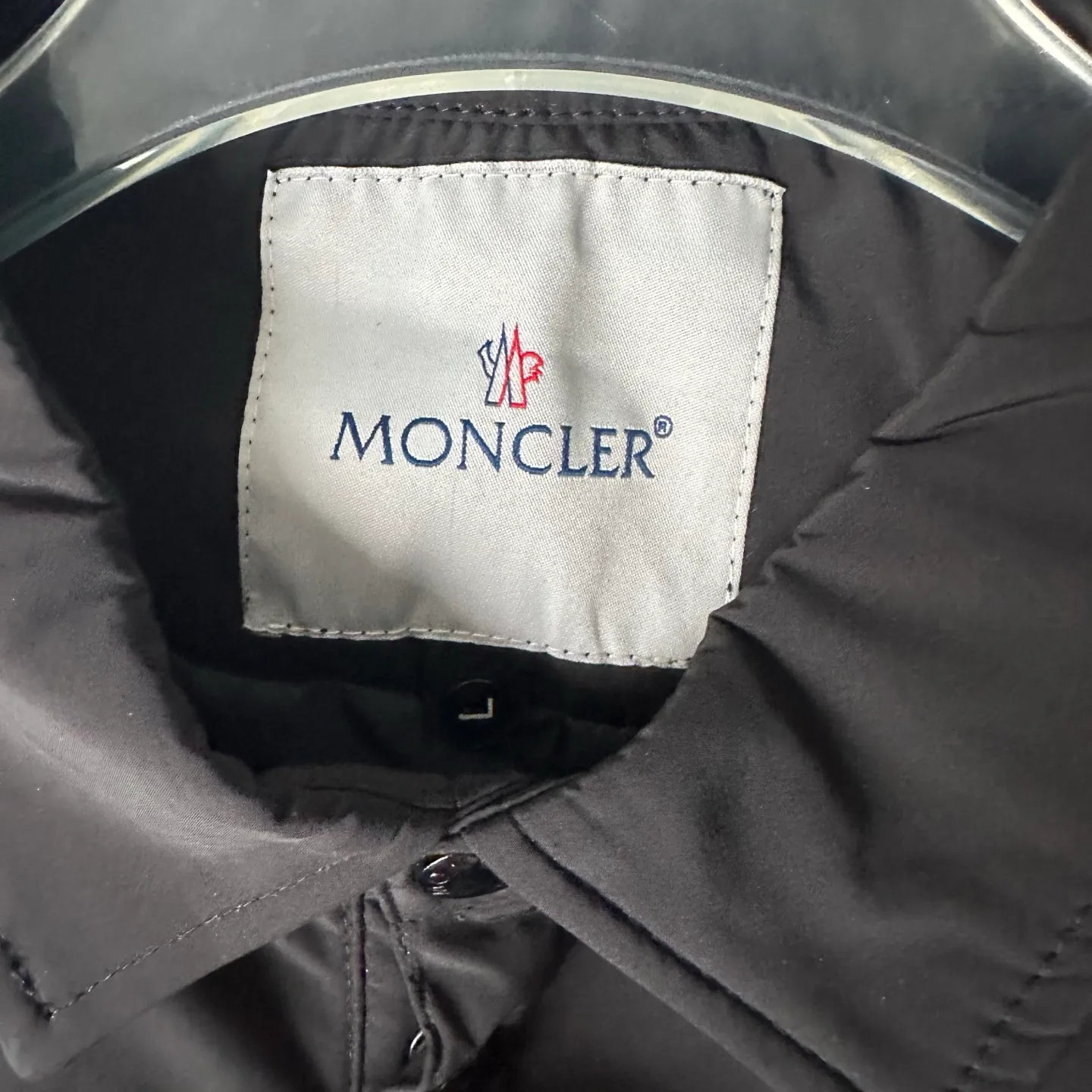 P310 model number: TT86 Moncler logo zipper shirt jacket. Custom-made high-quality cotton hidden pattern gabardine. Full of texture. Comfortable and close to the skin. The brown tone exudes restrained tenderness. The iconic Moncler logo embroidered logo is embellished on it to increase brand recognition. Simple and smooth lines. The zipper opening and closing also follows the principle of minimalism. Use simplicity as the pen and texture as the ink. Use the simplest elements to outline the most moving fashion picture. Process 1: Use imported special machine infrared to locate the "Moncler logo embroidery", the position is more accurate and strong. Process 2: Template machine to open the bag. The preset template guides the position, shape and size of the bag opening. The accuracy ensures the quality of the bag opening effect. Process 3: The fabrics have been washed and have a better hand feel. Not easy to deform, not easy to shrink, not easy to fade, and maintain long-term beauty. Color: navy black Size: S-XL