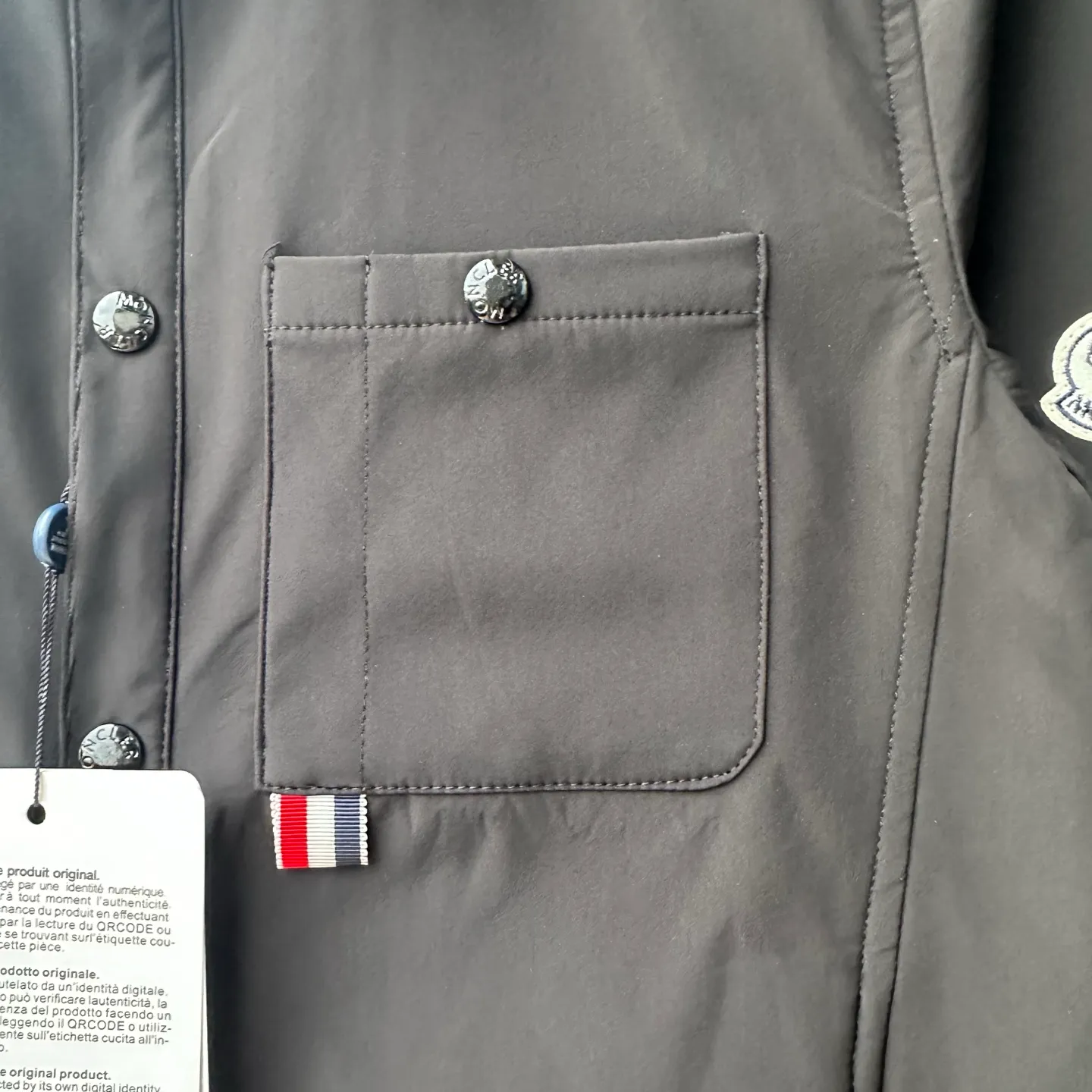P310 model number: TT86 Moncler logo zipper shirt jacket. Custom-made high-quality cotton hidden pattern gabardine. Full of texture. Comfortable and close to the skin. The brown tone exudes restrained tenderness. The iconic Moncler logo embroidered logo is embellished on it to increase brand recognition. Simple and smooth lines. The zipper opening and closing also follows the principle of minimalism. Use simplicity as the pen and texture as the ink. Use the simplest elements to outline the most moving fashion picture. Process 1: Use imported special machine infrared to locate the "Moncler logo embroidery", the position is more accurate and strong. Process 2: Template machine to open the bag. The preset template guides the position, shape and size of the bag opening. The accuracy ensures the quality of the bag opening effect. Process 3: The fabrics have been washed and have a better hand feel. Not easy to deform, not easy to shrink, not easy to fade, and maintain long-term beauty. Color: navy black Size: S-XL