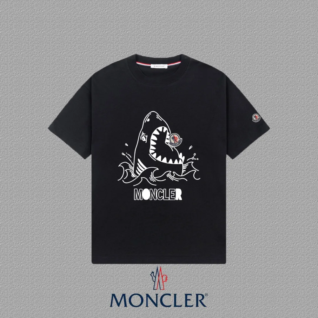 P140 🔥 [MONCLER] 2025FW short-sleeved T-shirt with badge + LOGO, high-end 26s double yarn 300g fabric, heavy fabric, custom stretcher rib, same vat and dye, complete three standards, same style for men and women, color: black, white, size: S M L XL 2XL