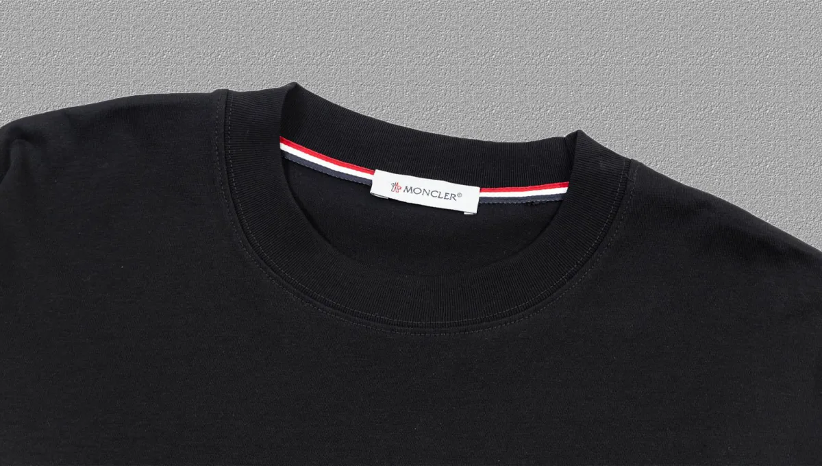 P140 🔥 [MONCLER] 2025FW short-sleeved T-shirt with badge + LOGO, high-end 26s double yarn 300g fabric, heavy fabric, custom stretcher rib, same vat and dye, complete three standards, same style for men and women, color: black, white, size: S M L XL 2XL