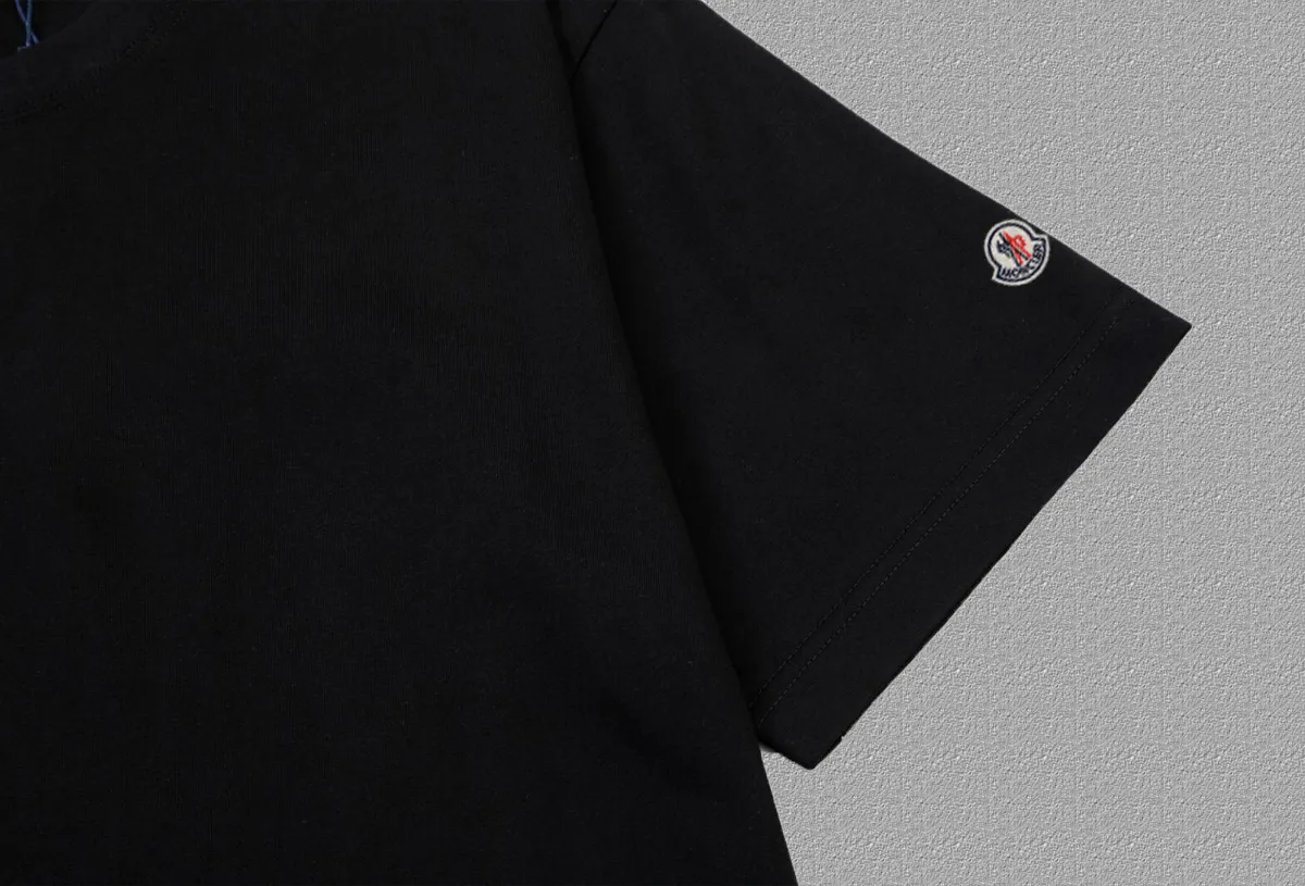 P140 🔥 [MONCLER] 2025FW short-sleeved T-shirt with badge + LOGO, high-end 26s double yarn 300g fabric, heavy fabric, custom stretcher rib, same vat and dye, complete three standards, same style for men and women, color: black, white, size: S M L XL 2XL