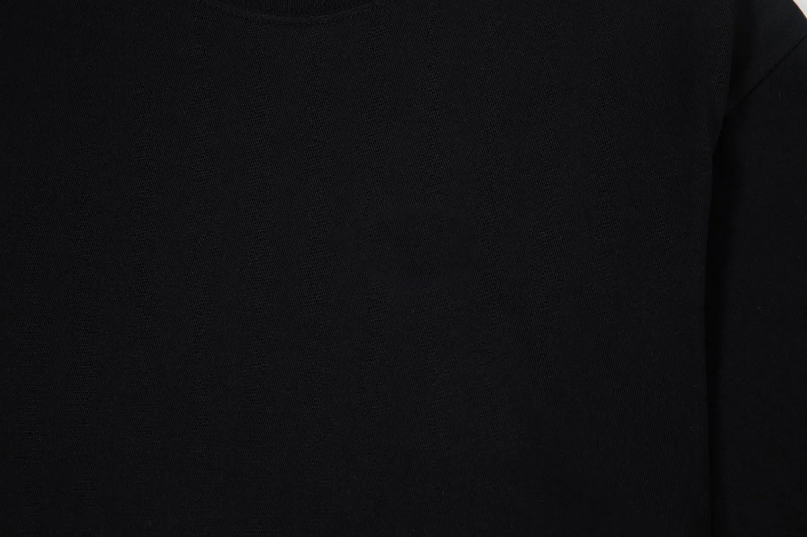 P140 🔥 [MONCLER] 2025FW short-sleeved T-shirt with badge + LOGO, high-end 26s double yarn 300g fabric, heavy fabric, custom stretcher rib, same vat and dye, complete three standards, same style for men and women, color: black, white, size: S M L XL 2XL