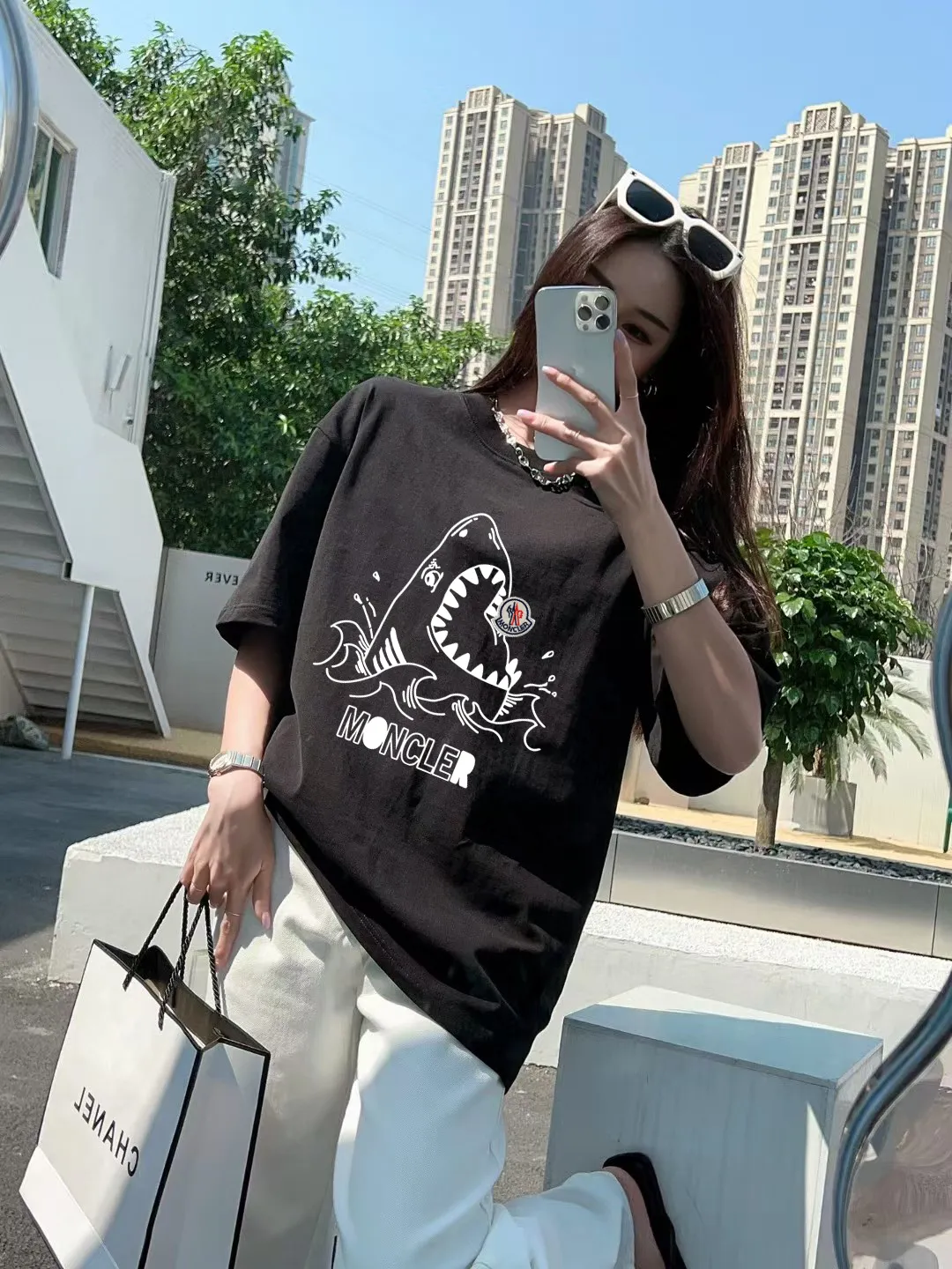 P140 🔥 [MONCLER] 2025FW short-sleeved T-shirt with badge + LOGO, high-end 26s double yarn 300g fabric, heavy fabric, custom stretcher rib, same vat and dye, complete three standards, same style for men and women, color: black, white, size: S M L XL 2XL