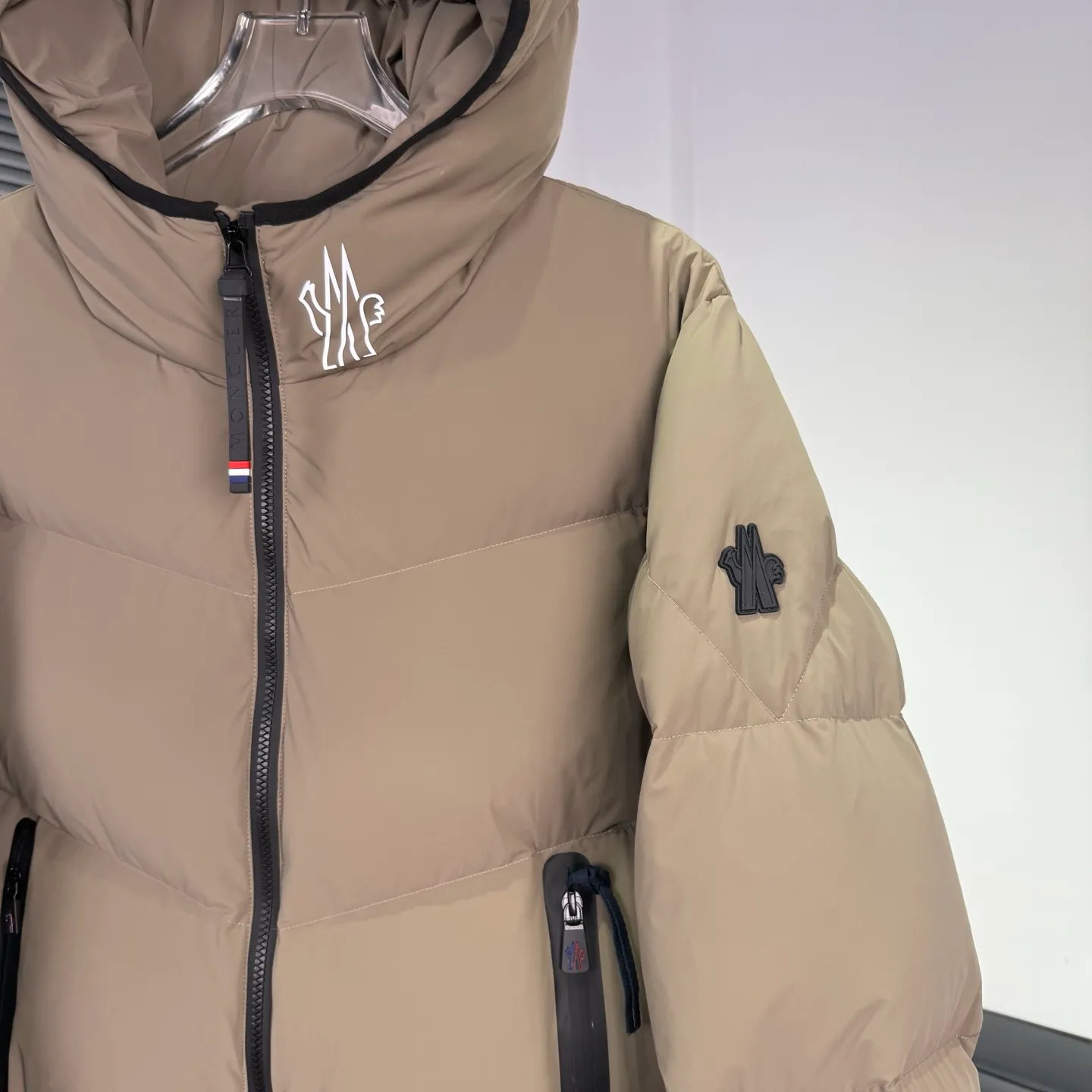 P1080 𝑴𝒐𝒏𝒄𝒍𝒆𝒓 / Grenoble Arcesaz Hooded Comfortable Zipper Closure Loose Long Sleeve Down Jacket / Men's Size: 1 2 3 4 5 Product Color: Black Light Brown