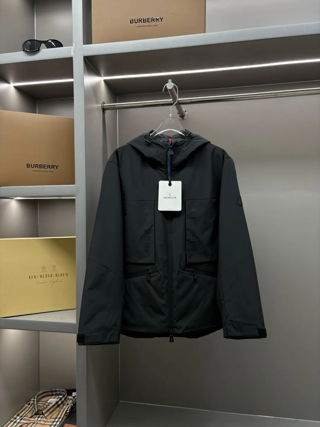 P680 Moncler New style thin cotton jacket with letters Original fabric Original accessories Official same style Made of imported polyester fabric, custom-made fabric dyed in the same vat. Very comfortable and smooth to the touch Very wide and stylish. Will not deform after long-term wear. Produced by a first-line brand OEM factory. Imported lamination machine. Letters are full and textured. The latest style for autumn and winter. Fashionable and individual. Super versatile and good-looking. Very suitable for men and women. A must-have for everyone. Color: black beige Size: M-3XL