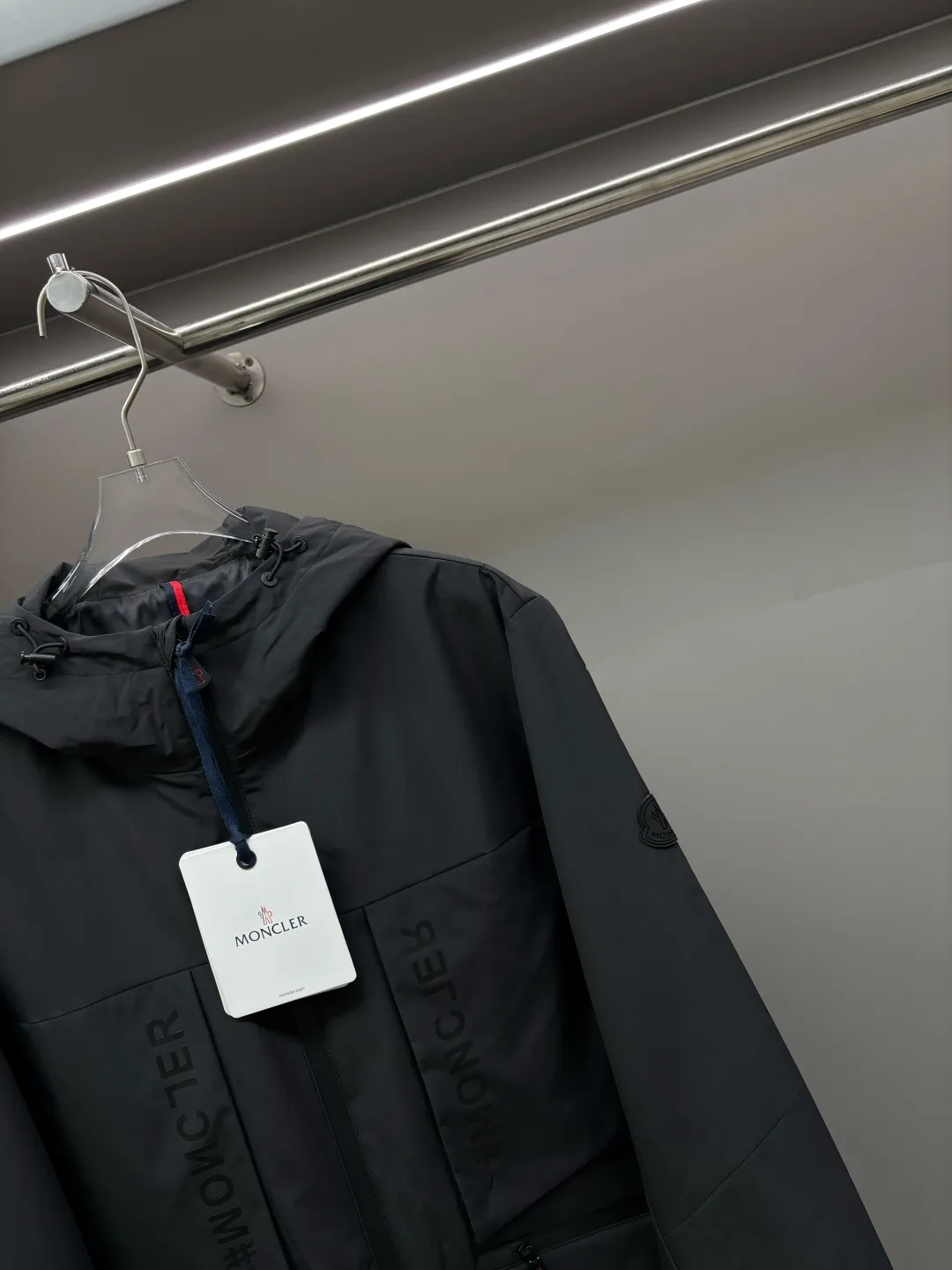 P680 Moncler New style thin cotton jacket with letters Original fabric Original accessories Official same style Made of imported polyester fabric, custom-made fabric dyed in the same vat. Very comfortable and smooth to the touch Very wide and stylish. Will not deform after long-term wear. Produced by a first-line brand OEM factory. Imported lamination machine. Letters are full and textured. The latest style for autumn and winter. Fashionable and individual. Super versatile and good-looking. Very suitable for men and women. A must-have for everyone. Color: black beige Size: M-3XL