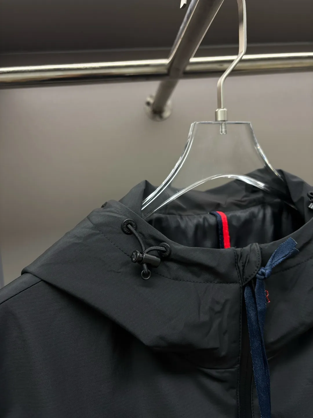 P680 Moncler New style thin cotton jacket with letters Original fabric Original accessories Official same style Made of imported polyester fabric, custom-made fabric dyed in the same vat. Very comfortable and smooth to the touch Very wide and stylish. Will not deform after long-term wear. Produced by a first-line brand OEM factory. Imported lamination machine. Letters are full and textured. The latest style for autumn and winter. Fashionable and individual. Super versatile and good-looking. Very suitable for men and women. A must-have for everyone. Color: black beige Size: M-3XL