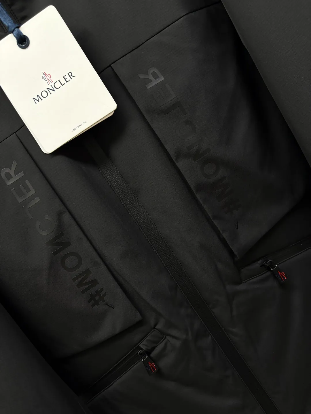 P680 Moncler New style thin cotton jacket with letters Original fabric Original accessories Official same style Made of imported polyester fabric, custom-made fabric dyed in the same vat. Very comfortable and smooth to the touch Very wide and stylish. Will not deform after long-term wear. Produced by a first-line brand OEM factory. Imported lamination machine. Letters are full and textured. The latest style for autumn and winter. Fashionable and individual. Super versatile and good-looking. Very suitable for men and women. A must-have for everyone. Color: black beige Size: M-3XL