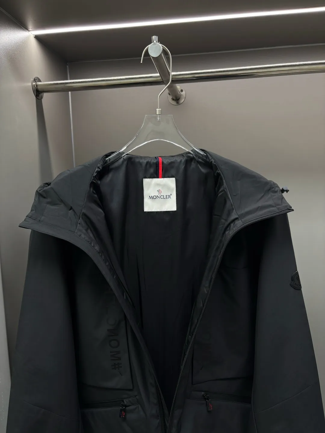 P680 Moncler New style thin cotton jacket with letters Original fabric Original accessories Official same style Made of imported polyester fabric, custom-made fabric dyed in the same vat. Very comfortable and smooth to the touch Very wide and stylish. Will not deform after long-term wear. Produced by a first-line brand OEM factory. Imported lamination machine. Letters are full and textured. The latest style for autumn and winter. Fashionable and individual. Super versatile and good-looking. Very suitable for men and women. A must-have for everyone. Color: black beige Size: M-3XL