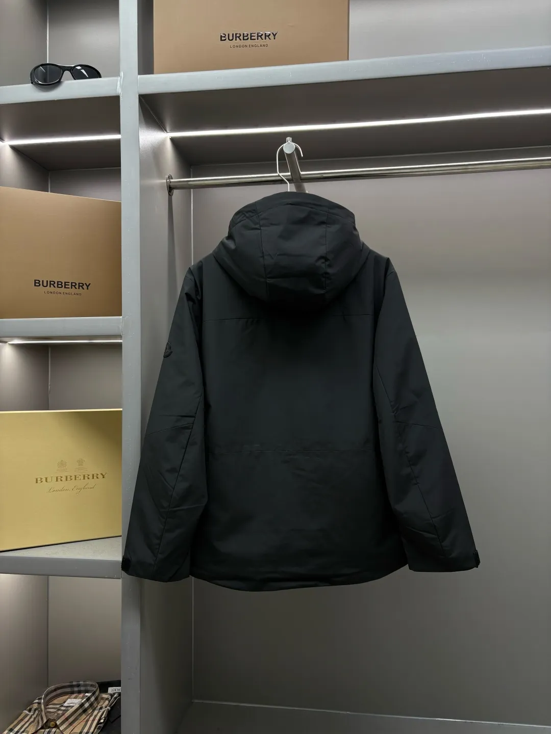 P680 Moncler New style thin cotton jacket with letters Original fabric Original accessories Official same style Made of imported polyester fabric, custom-made fabric dyed in the same vat. Very comfortable and smooth to the touch Very wide and stylish. Will not deform after long-term wear. Produced by a first-line brand OEM factory. Imported lamination machine. Letters are full and textured. The latest style for autumn and winter. Fashionable and individual. Super versatile and good-looking. Very suitable for men and women. A must-have for everyone. Color: black beige Size: M-3XL