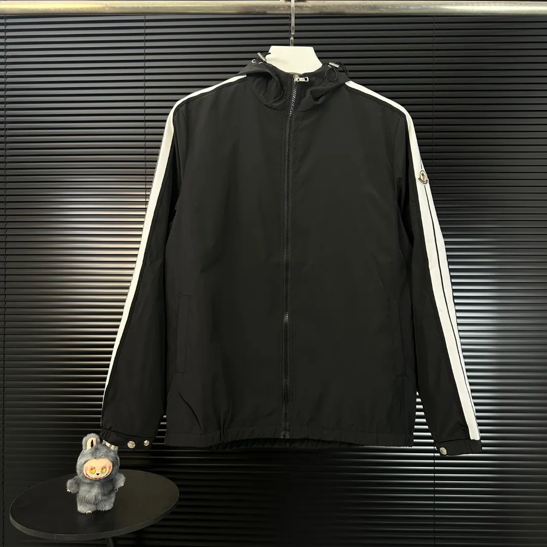 P280 Moncler Mouth Mouth 2025 Autumn and Winter New Style Hooded Jacket White Sleeve Ribbon Badge Embroidery Official Website Synchronization Original Customized Hardware Zipper Neat Alignment Perfect Upper Body Effect Men's Casual Jacket Color: Black Size: M-3XL